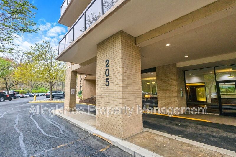 Photo - 205 Yoakum Pkwy