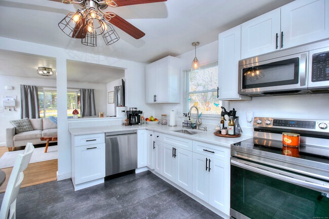 Photo - 545 Old Stratfield Rd