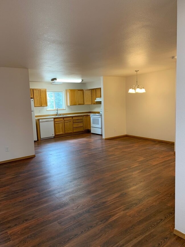 Building Photo - 3 Bdrm, 1 & 1/2 Ba | Muldoon & Tudor area | AVAILABLE NOW!!