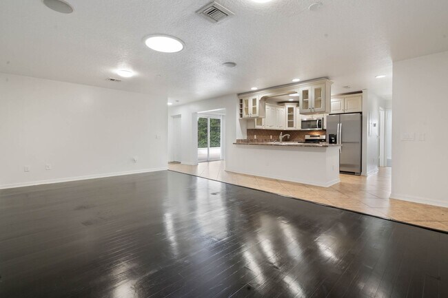 Photo - Lovely spacious 3bd/2bath townhouse with screen patio!