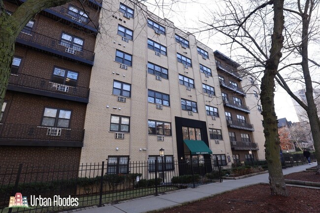 Building Photo - 503 W Barry Ave Unit J00W