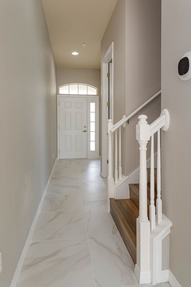 Spacious 4Bedroom, 2.5Bathroom Townhome House Rental in Winter