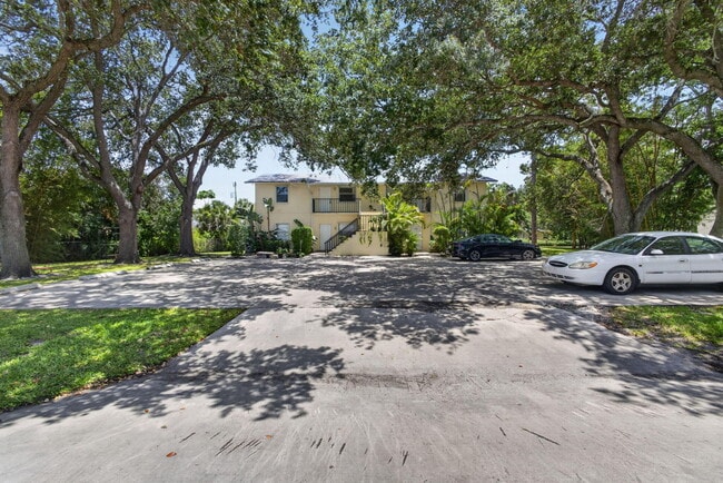 Building Photo - 708 SW Gardens Blvd