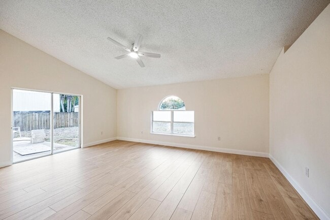 Photo - 320 Wisteria Ave NW