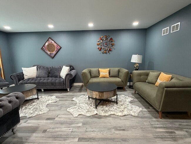 15558 Larkspur Ln