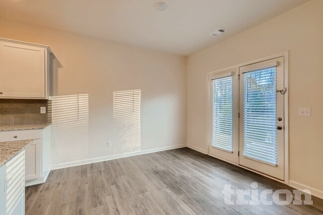 Photo - 142 Woodhouse Cir