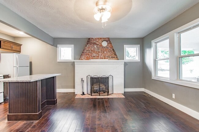 Photo - COLLEGE PRE-LEASING