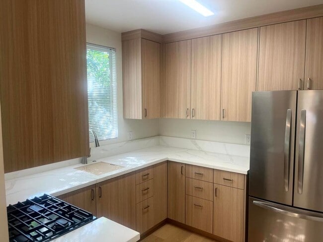 Building Photo - 5724-5726 Lemona Ave Unit 5726