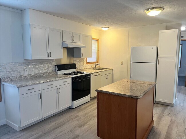 Photo - 588 Hubbard Ave