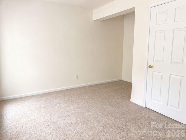 913 Tiger Ln