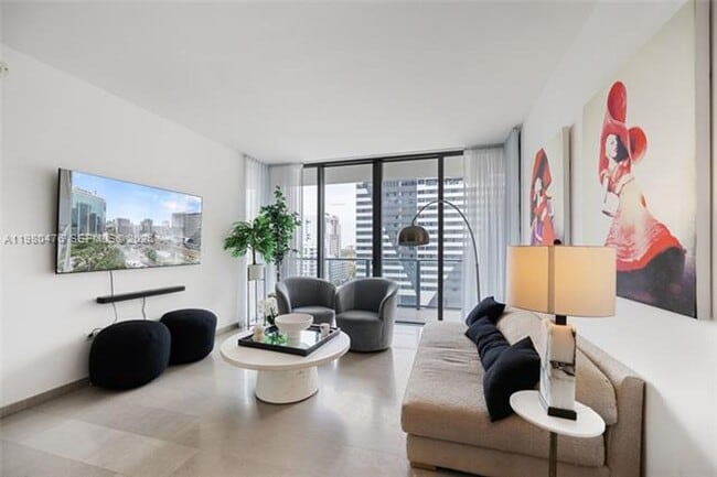 Building Photo - 88 SW 7th St Unit 88 SW 7th St # 1010