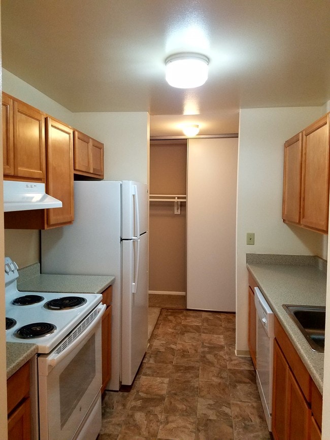 Kitchen - Amber Glo Apartments