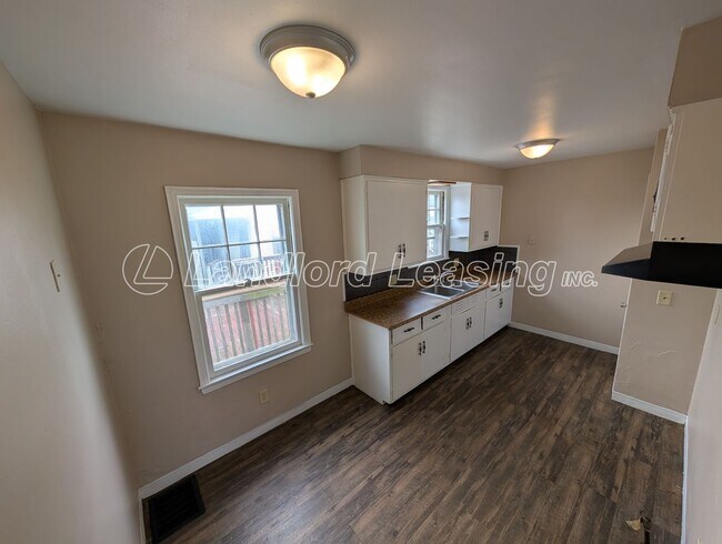 Photo - Nice 3 bedroom bungalow with full basement and garage.