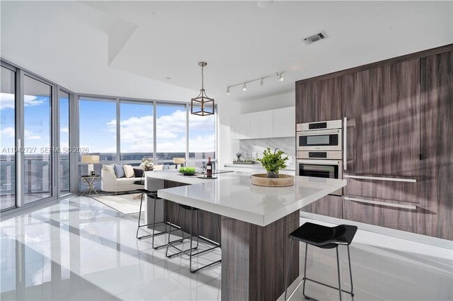 Building Photo - 851 NE 1st Ave Unit 2904