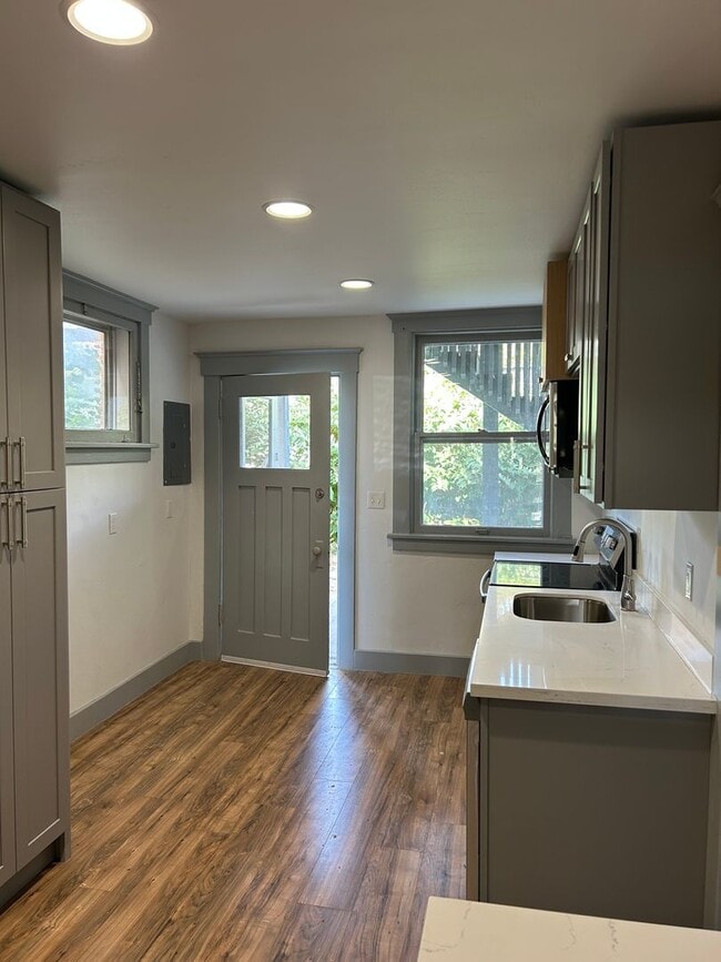 Building Photo - 1041-1045 W Galena Unit 1041