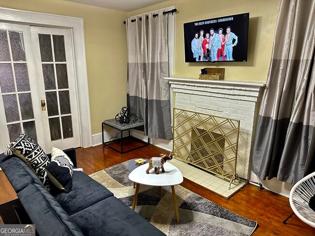 Photo - 686 Robert Henry St