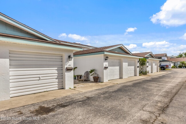 Building Photo - 194 Queens Ct