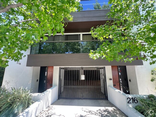 Building Photo - Modern 3-Level Belmont Heights Townhome St...