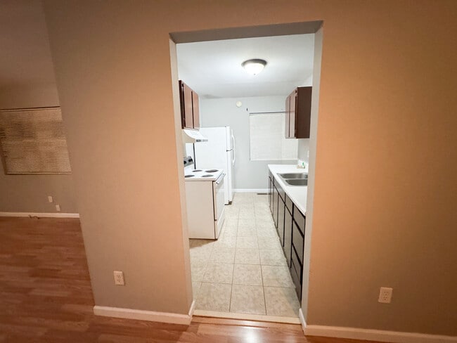 Photo - 516 Goldensand Ln