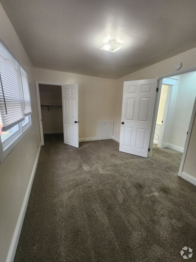 Building Photo - Nice Eastside Two Bedroom Near Sherman and... Rental