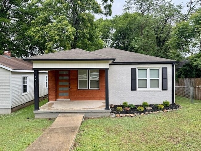 Building Photo - Adorable home minutes from everything