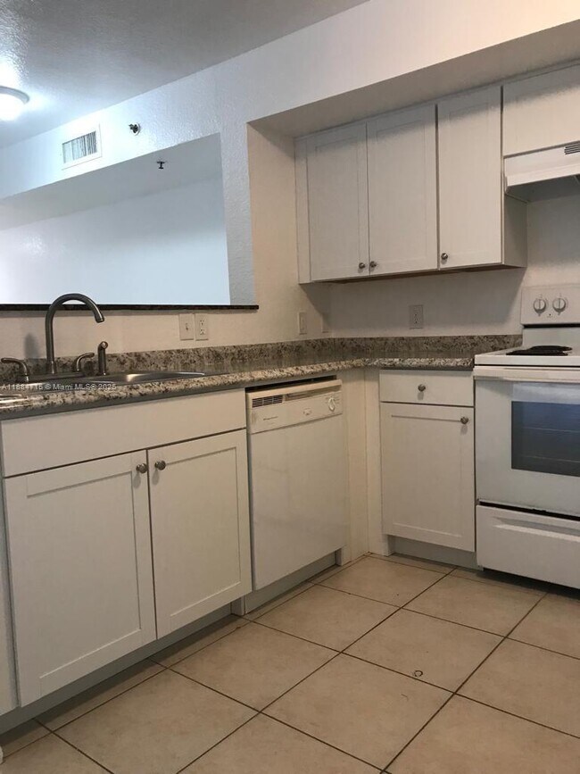 Building Photo - 13800 NE 3rd Ct Unit 202 Rental