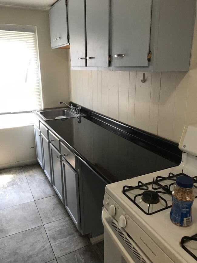 194 W 8th St