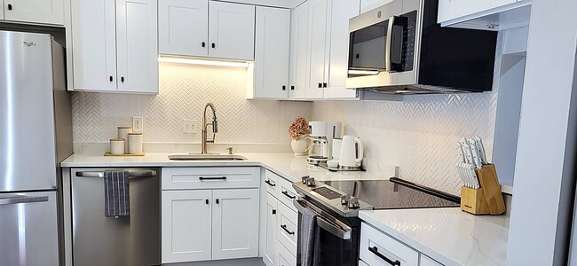 Generous size kitchen - 3 Summit Dr Condo Unit 16