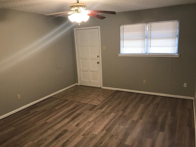 Photo - 7206 Avenue W