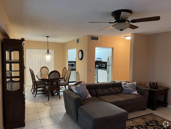 Building Photo - 203 Suffolk F Unit E Rental
