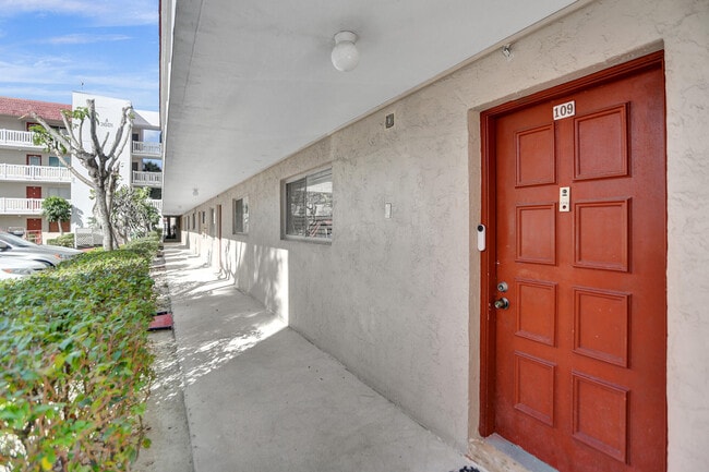 Building Photo - 3601 Inverrary Dr Unit 109
