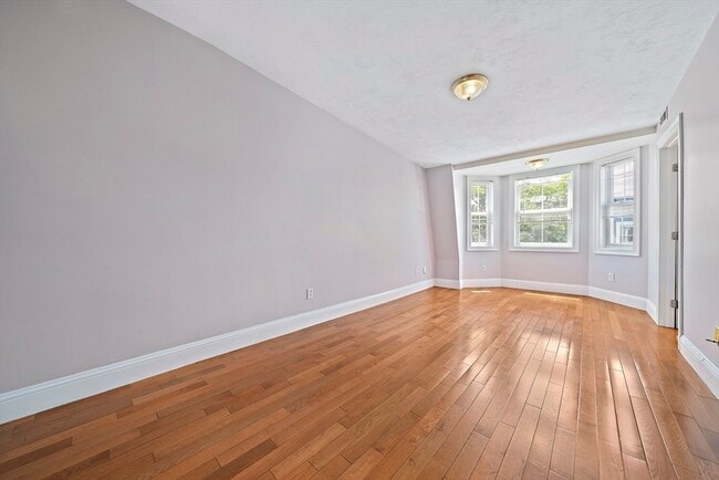 Photo - 662 E 7th St Unit 3