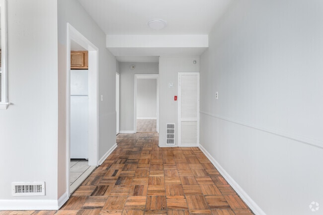 1BR, 1BA - 766SF - Dining Room