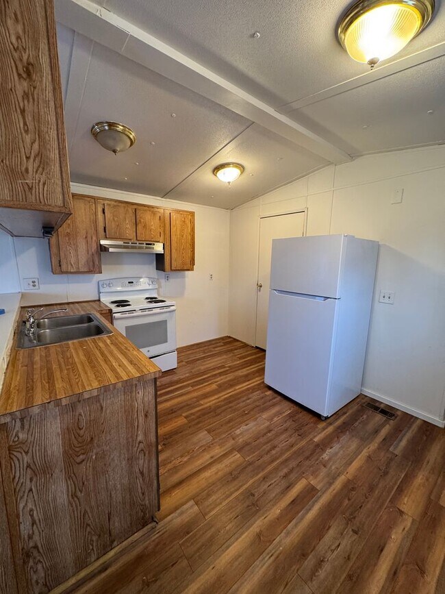 Photo - Winston 2 bedroom with large shop