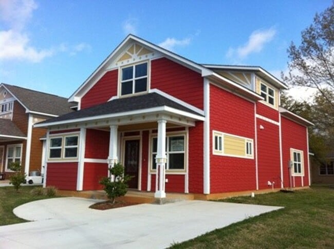 Building Photo - 3 Bedroom 2 Bath Cottage Style Home with L...