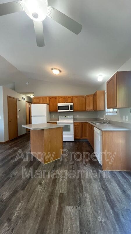 Photo - 250 W Irving St Condo