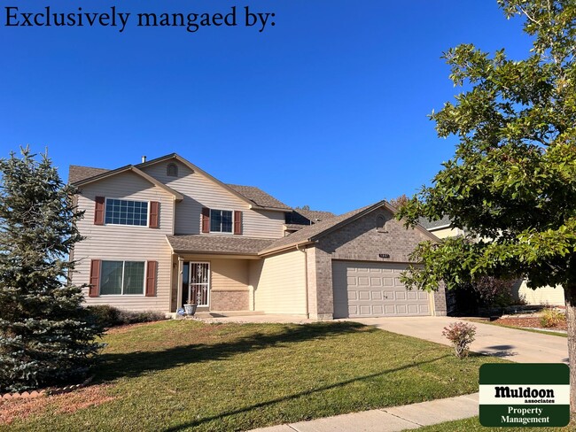 Building Photo - Stunning 3 Bedroom Home with lots of space and a beautiful fenced back yard -