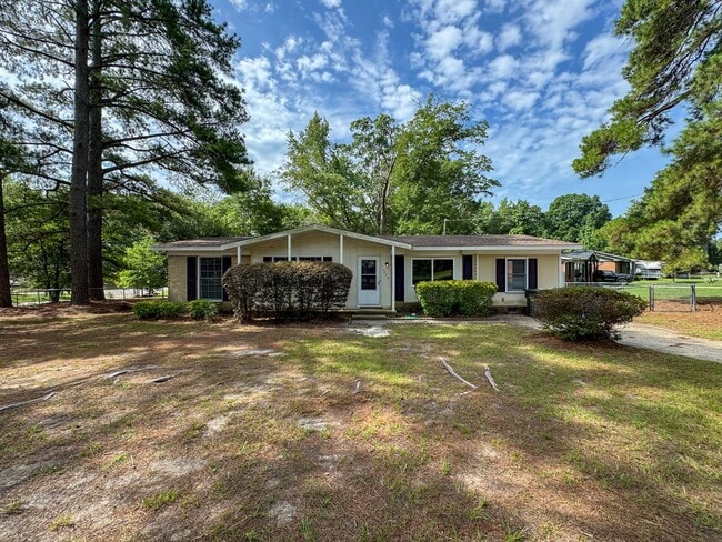 Building Photo - Charming 3 Bed 2 Bath Fayetteville Home with Fenced Yard