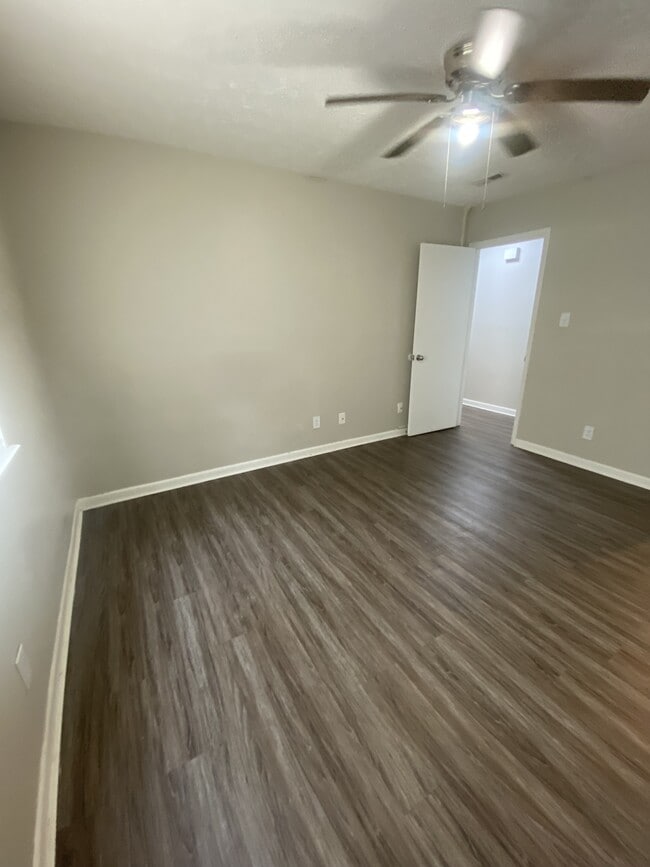 Photo - 843 Applewood Ln