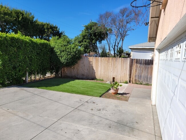 Building Photo - 10320 S Grevillea Ave Rental