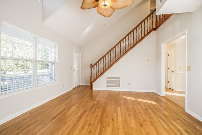 Photo - 300 Vernon Traylor Dr