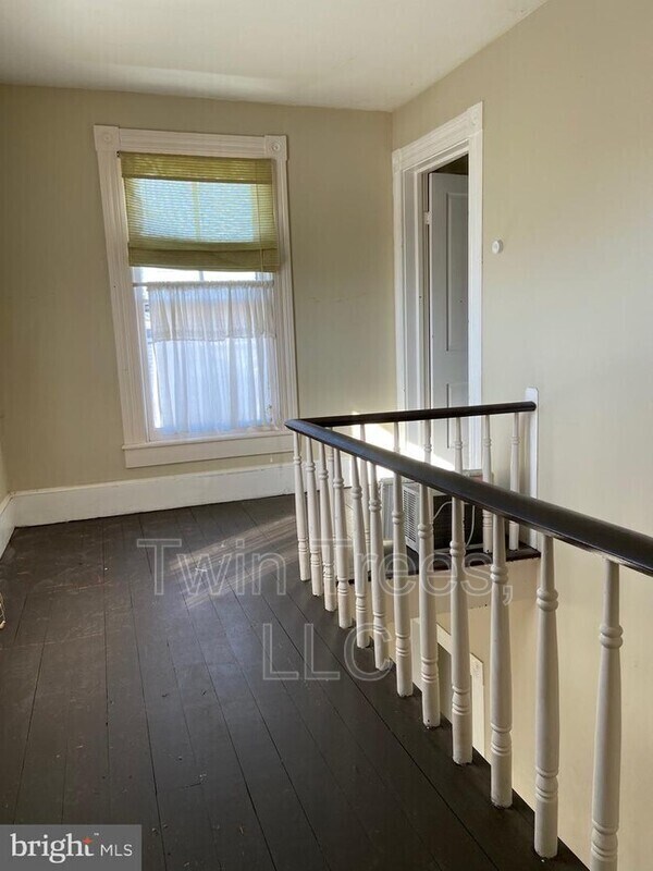 Photo - 5796 Main St