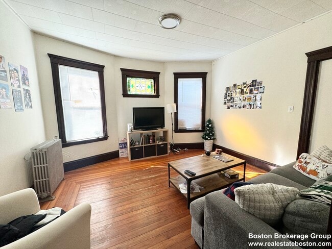 Photo - 692 Columbia Rd