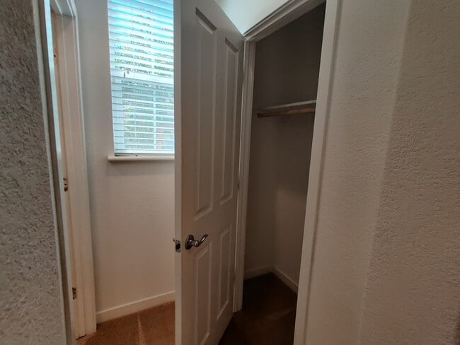 Photo - Beautiful 3 bedroom, 2.5 bathroom in Roseville!