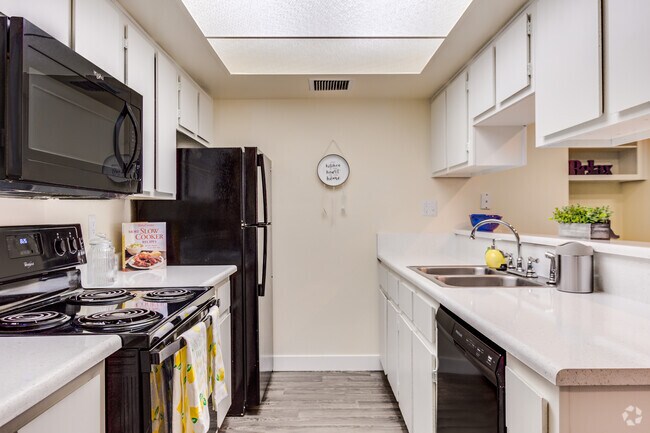 2BR, 2BA - 1,043SF