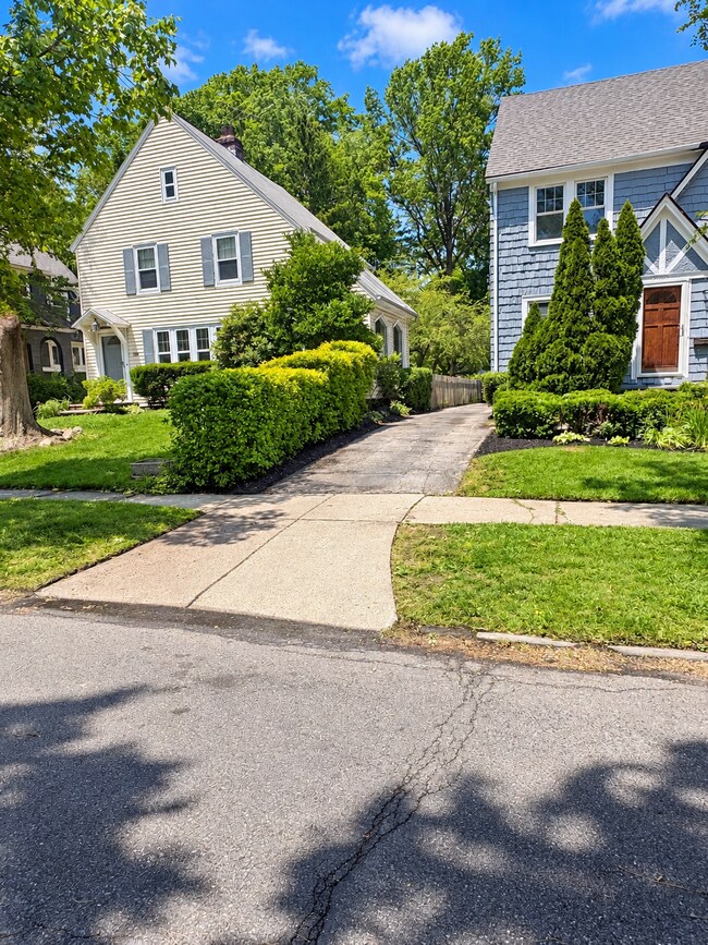 3953 Elmwood Rd