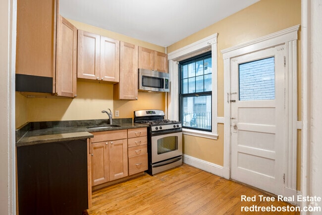 Building Photo - 59 Lanark Rd Unit 2 Rental