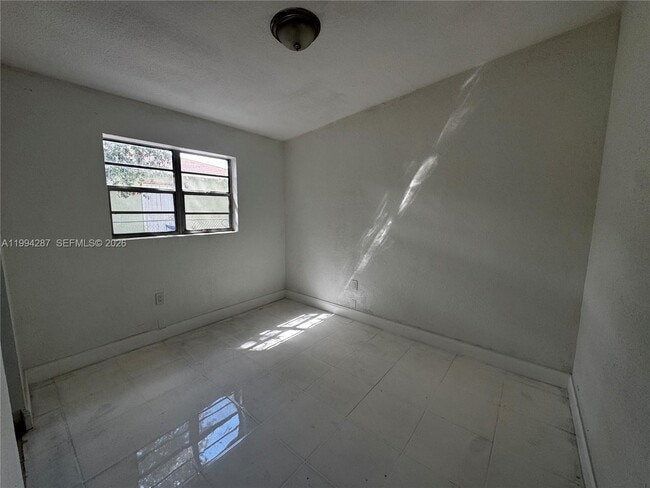 Photo - 1950 Washington Ave Unidad 2