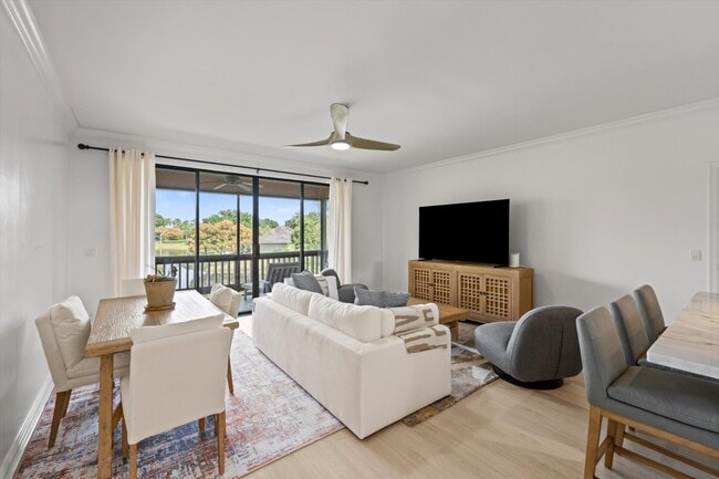 Building Photo - 11842 Pebblewood Dr Unit 202