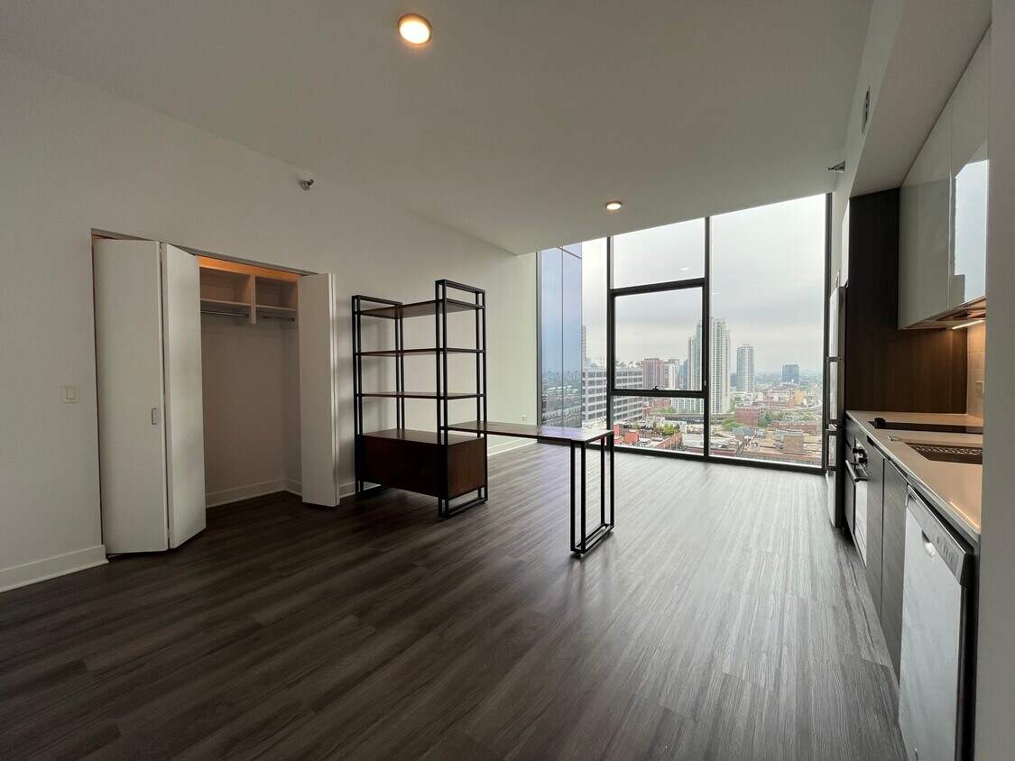 Photo - 222 W Hubbard St (Chicago, IL)